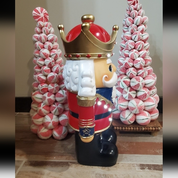 Oversized Festive Nutcracker-NWT - Picture 6 of 7